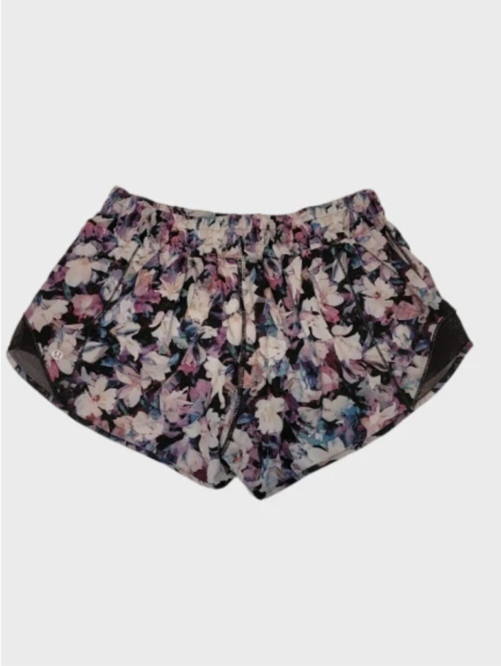 Size 8 - Lululemon Hotty Hot Short II *2.5"